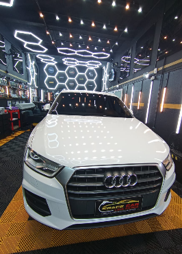 Carro de luxo branco com pintura polida e brilho intenso dentro do estúdio da Space Car